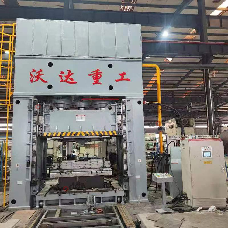 1250噸框架式液壓機(jī)客戶(hù)現(xiàn)場(chǎng)